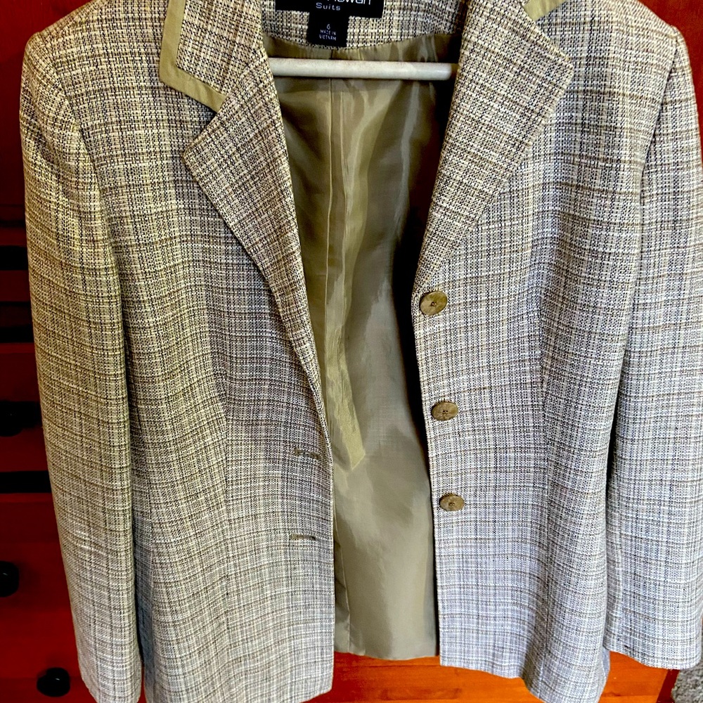 Short lightweight blazer. Olive lining